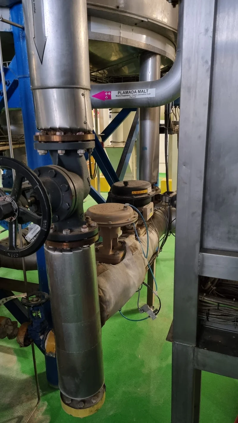 Jachetare fixă din tablă pe conducte industriale, cu robinet și armaturi în plan secund